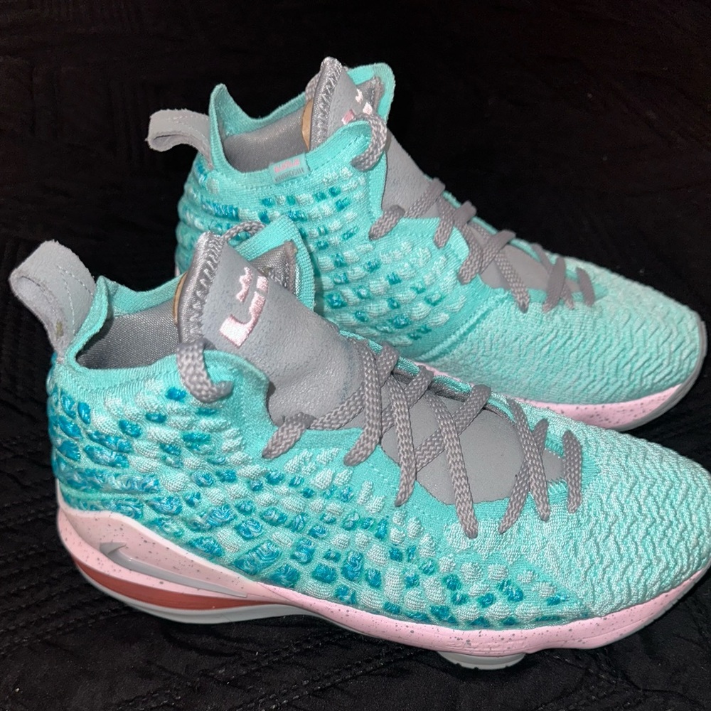 EUC Boys Nike LeBron 17 Goes To South Beach Shoes Size 7y Original Box Like New
